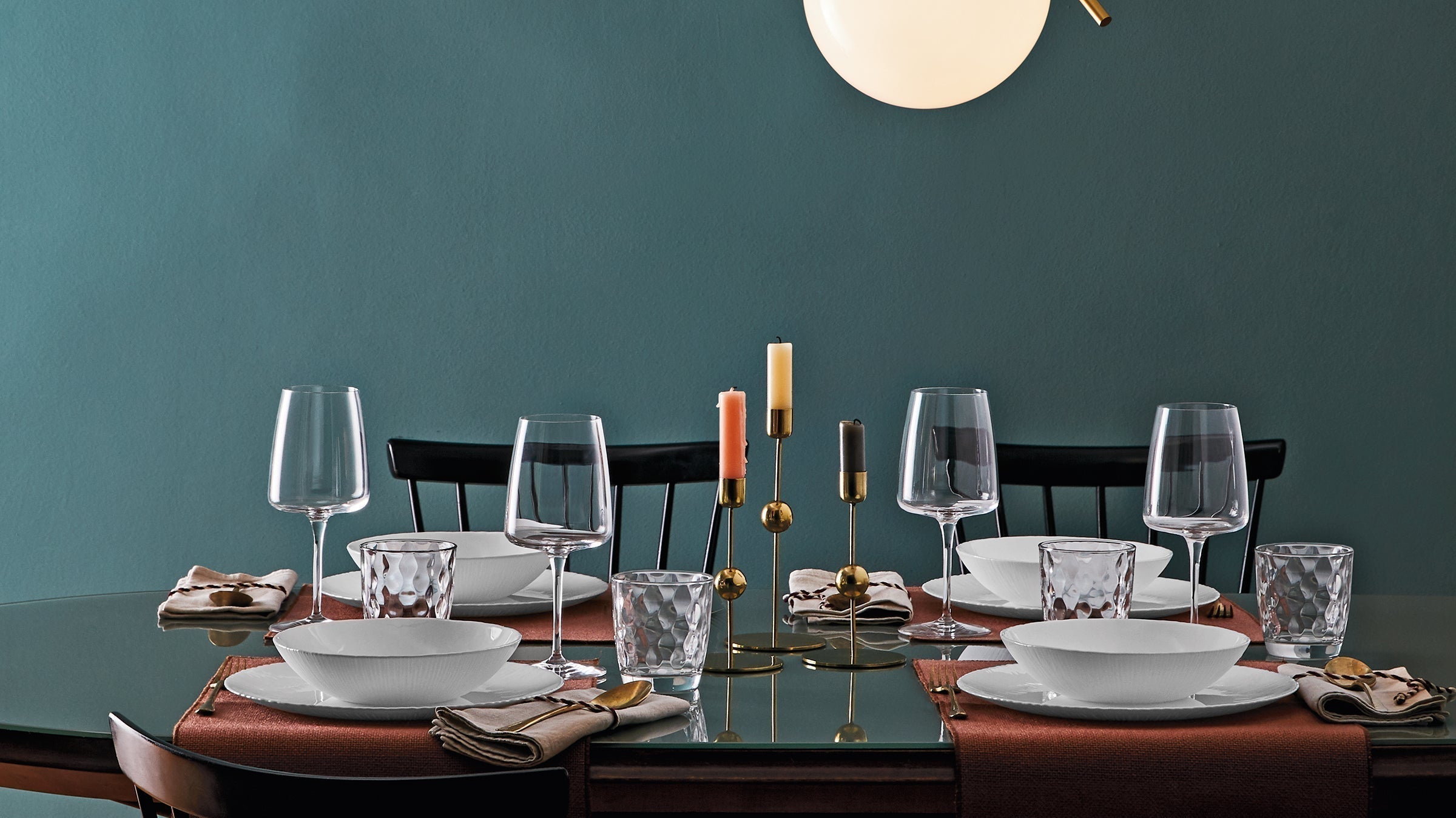 Planeo wine glasses on a holiday table