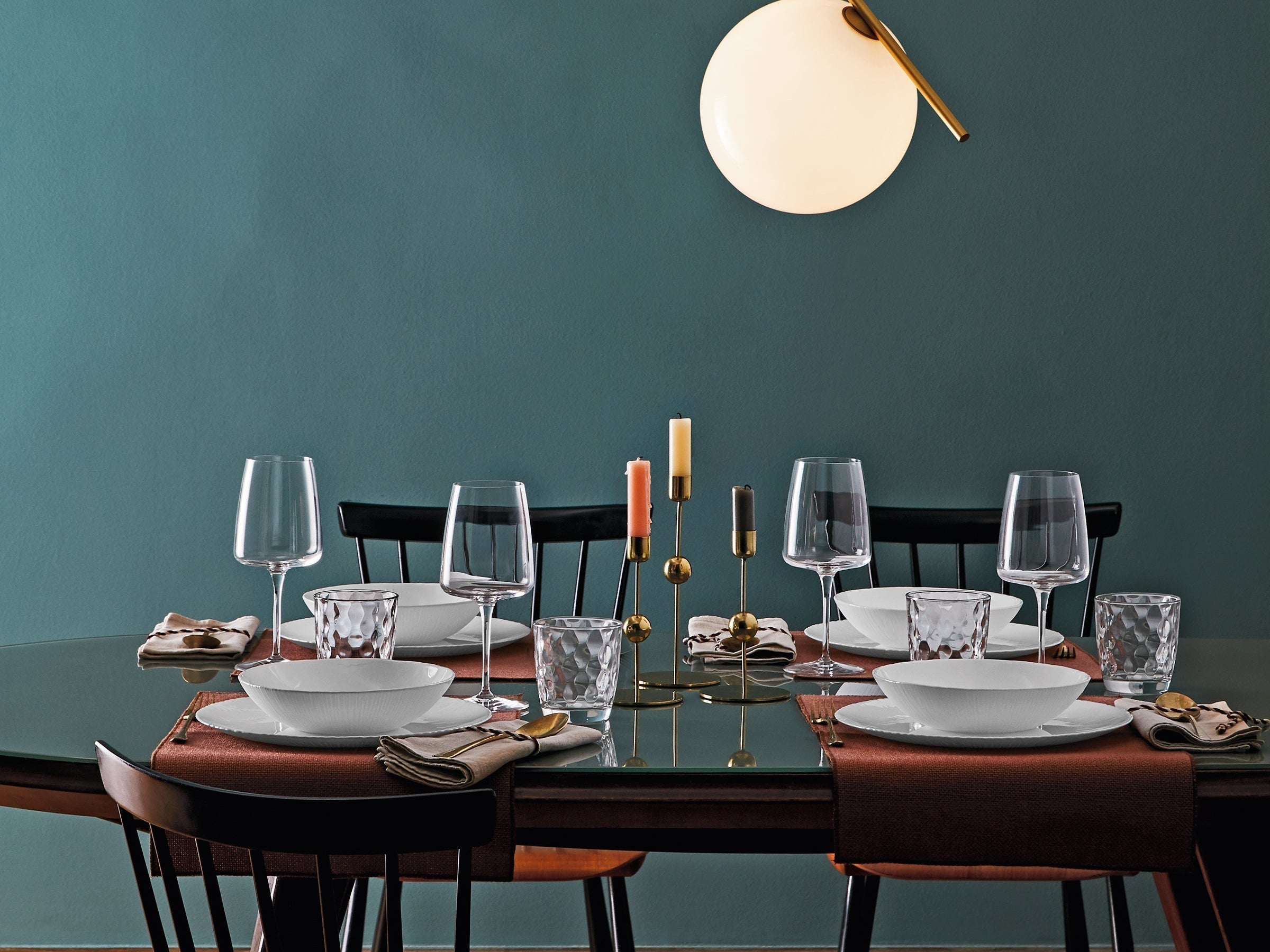 Planeo wine glasses on a holiday table